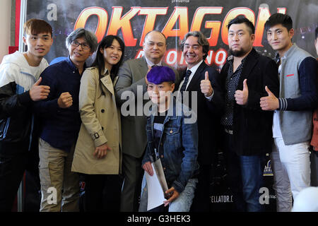 Turin, Italie. 14 avr, 2016. La troisième et dernière conférence de presse pour présenter la 21e édition de Oktagon, le plus prestigieux gala sports de combat international qui aura lieu le 16 avril à PalaAlpiTour de Turin, rejoint cette année par American combats en MMA Bellator cage, la plus spectaculaire dans le monde. On l'appelle 'Oktagon & Bellator' le principal événement qui fera de Turin la capitale mondiale des combats, un événement mondial pour l'Oktagon à suivre dans plus de 140 pays dans le monde entier. © Daniela Parra Saiani/Pacific Press/Alamy Live News Banque D'Images