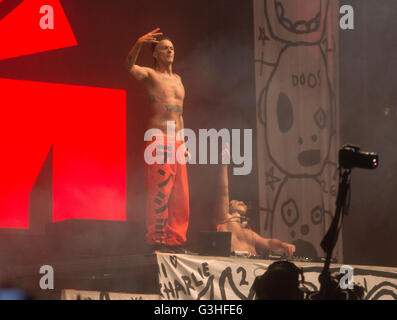 Bogota, Colombie. Mar 11, 2016. Die Antwoord pendant sur Estereo Picnic Festival 2016, premier jour. Die Antwoord est un groupe de rap-rave formé au Cap en 2008. Le groupe a été formé par des rappeurs Ninja et Yolandi Visser et DJ Hi-Tek. Plus de 50 artistes nationaux et internationaux sera la bande son qui fera de Bogotá dans un monde différent. Il a été un long affrontement entre la musique et le silence, la liberté de l'art et la répression de la routine. © Daniel Herazo/RoverImagses/Pacific Press/Alamy Live News Banque D'Images