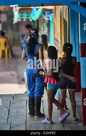 La Colombie. 09Th Jan, 2016. Les FARC (Forces armées révolutionnaires de Colombie) rebelles dans leurs villages de la zone rurale de Colombie. La guérilla des FARC a commencé une trêve unilatérale comme un geste de confiance au milieu du processus de négociation avec le gouvernement colombien qui peuvent mettre un terme à 50 ans d'une guerre civile. Toutes les photos ont été prises à Caquetá et Putumayo régions. © Gerald Kurt/RoverImages/Pacific Press/Alamy Live News Banque D'Images