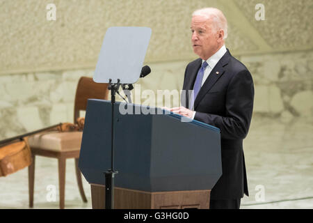 Cité du Vatican, Vatican. Apr 29, 2016. Le Vice-président américain Joe Biden livre son discours lors d'une audience spéciale, célèbre par le Pape François avec les participants à un congrès sur les progrès de la médecine régénératrice et de leur impact culturel, dans la salle Paul VI au Vatican, Cité du Vatican. © Giuseppe Ciccia/Pacific Press/Alamy Live News Banque D'Images