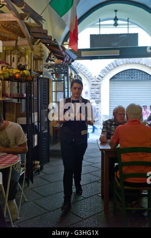 Serveur dans un café du centre de Florence avec drapeau italien Banque D'Images