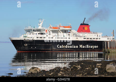 Caledonian MacBrayne ferry Caledonian Isles (Eileanan) Chaledonia laissant Pier Brodick sur l'île d'Arran, en Écosse. Banque D'Images