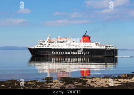 Caledonian MacBrayne ferry Caledonian Isles (Eileanan) Chaledonia laissant Pier Brodick sur l'île d'Arran, en Écosse. Banque D'Images