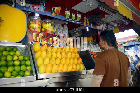 Jus frais stall sur Kamala nager,New Delhi, Inde Banque D'Images