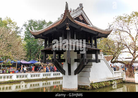 Hanoi, Vietnam : Février 23, 2016 : les touristes qui visitent la Pagode au Pilier Unique à Hanoi Banque D'Images