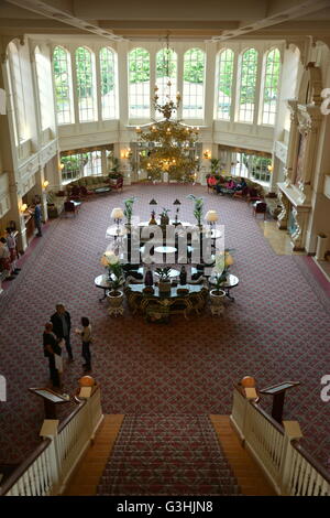 Le grand hall de l'hôtel à Disneyland Paris. Banque D'Images