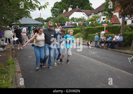 La reine Elizabeth II 90e anniversaire, les gens prennent part à une fête de quartier à Claygate, Surrey, England, UK Banque D'Images