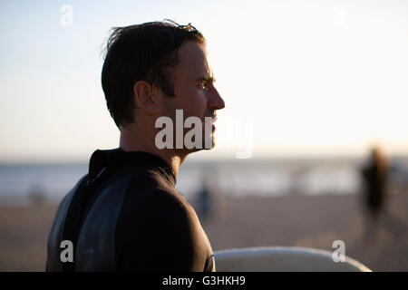 Surfer avec des hommes sur planche de Venice Beach, Californie, USA Banque D'Images