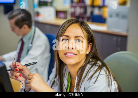 Le personnel de l'hôpital à la réception à l'hôpital Banque D'Images