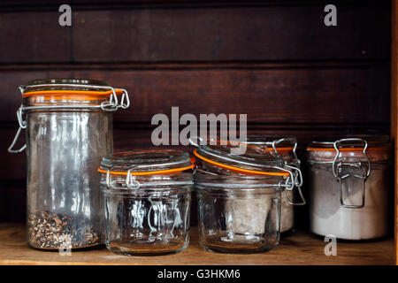 Kilner jars on shelf Banque D'Images