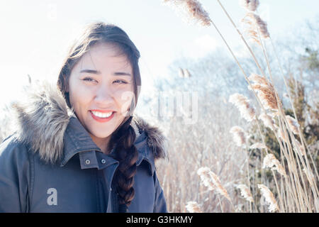 Portrait de femme fourrure manteau d'hiver parés à l'écart smiling Banque D'Images