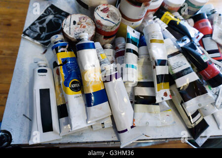 Vue aérienne avec variété de tubes de peinture de l'artiste et des pots sur la table Banque D'Images