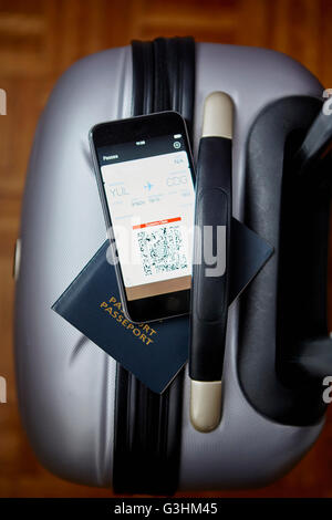 Paniers-valise avec passeport et smartphone en équilibre sur le haut, overhead view Banque D'Images