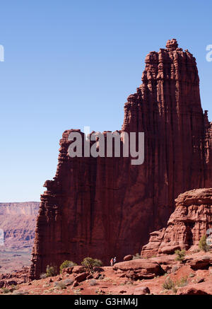 Les randonneurs à Fisher Towers, Moab, Utah, USA Banque D'Images