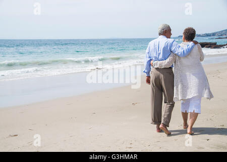 La haute couple waking sur plage, vue arrière Banque D'Images