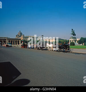 Aussicht auf das Erzherzog Karl Denkmal am Heldenplatz à Wien, Österreich 1980er Jahre. Vue sur le monument à l'Archiduc Karl sur la place du héros à Vienne, Autriche 80. Banque D'Images