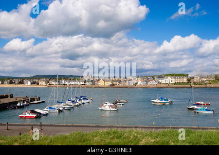 Harbour sur la côte du Firth of Forth avec un bâtiment en feu dans le village. Elie et de Earlsferry, East Neuk de Fife, Fife, Scotland, UK Banque D'Images