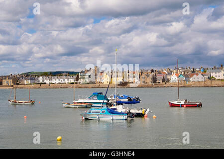 Bateaux amarrés dans le port de pêche village resort sur la côte du Firth of Forth. Elie et de Earlsferry East Neuk Fife Ecosse Royaume-Uni Grande-Bretagne Banque D'Images