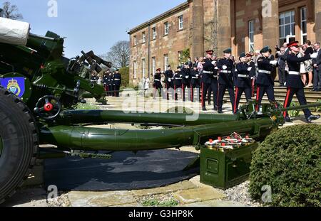 Hillsborough, Royaume-Uni. Apr 21, 2016. Une salve de 21 a eu lieu dans l'enceinte de la résidence de la Reine d'Irlande, Magazinez Hillsborough Castle pour marquer le 90e anniversaire de Sa Majesté © Mark Winter/Pacific Press/Alamy Live News Banque D'Images