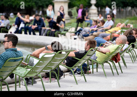 En faisant une pause dans les tuileries, Paris Banque D'Images