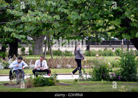 En faisant une pause dans les tuileries, Paris Banque D'Images