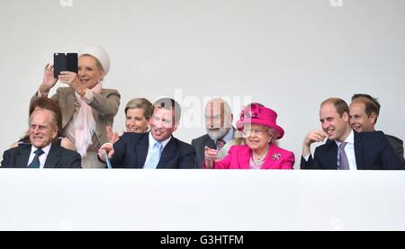 (De gauche à droite) Le duc d'Édimbourg, Peter Phillips, la reine Elizabeth II et le duc de Cambridge (de gauche à droite, le dos) la princesse Michael de Kent, la comtesse de Wessex, le Prince Michael de Kent et le comte de Wessex dans la loge royale du patron pour le déjeuner dans le centre commercial, centre de Londres, en l'honneur du 90e anniversaire de la Reine. Banque D'Images