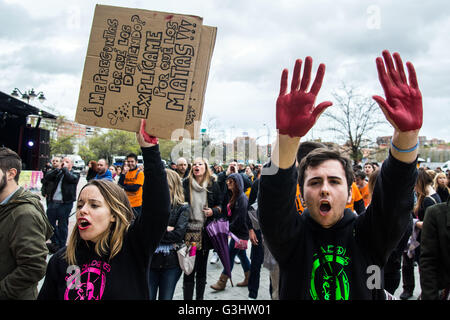 Des centaines de personnes ont marché sur les arènes de Las Ventas pour protester contre la torture animale et la corrida à Madrid. (Photo par Marcos del Mazo/Pacific Press) Banque D'Images