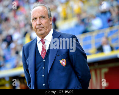 Giampiero Ventura, entraîneur-chef de Torino FC, regarde la série pendant un match de football entre Torino FC et FC Bologne. Torino FC gagne 1-0 au FC Bologne. (Photo par Nicolò Campo/Pacific Press) Banque D'Images