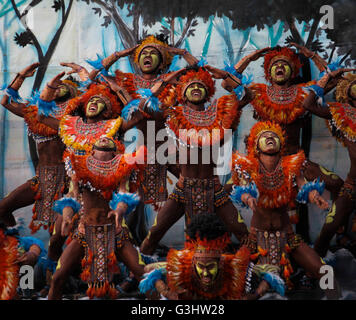 Manille, Philippines. Apr 16, 2016. Les interprètes d'Iloilo Dinagyang Festival de participer à la compétition de danse de rue de l'Aliwan Fiesta 2016 à Manille. C'était un événement annuel qui attire des touristes étrangers et locaux mettant en valeur la culture philippine et le patrimoine des différentes régions. © Marlo Cueto/Pacific Press/Alamy Live News Banque D'Images