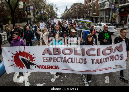Des centaines de personnes ont marché sur les arènes de Las Ventas pour protester contre la torture animale et la corrida à Madrid. (Photo par Marcos del Mazo/Pacific Press) Banque D'Images