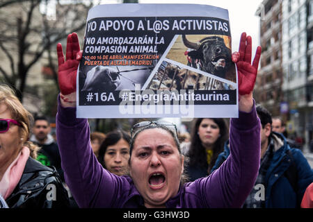 Des centaines de personnes ont marché sur les arènes de Las Ventas pour protester contre la torture animale et la corrida à Madrid. (Photo par Marcos del Mazo/Pacific Press) Banque D'Images