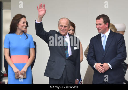 (De gauche à droite) la duchesse de Cambridge, le duc d'Édimbourg et Peter Phillips dans la loge royale au cours du déjeuner du patron dans le Mall, le centre de Londres, en l'honneur du 90e anniversaire de la Reine. Banque D'Images