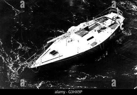 AJAXNETPHOTO 14ème août,1979. Plymouth, Angleterre.- Fastnet Race - AMERICAN CASUALTY. - L'ENTRÉE DE L'AMÉRIQUE DÉMÂTÉ ARIADNE VICTIME DE LA VIOLENTE TEMPÊTE QUI A DÉVASTÉ LA FLOTTE DANS LES 605 KM OCEAN RACE BAUGES dans une mer formée. Quatre DE L'ÉQUIPAGE DU YACHT EST MORT ET QUATRE ont été secourus par le navire. PHOTO:STEVEN PRATT (LA.PHOTO) RNAS Culdrose/AJAXNETPHOTO REF :()YA   1979 ARIADNE USA Banque D'Images