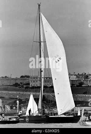 Nouvelles photos d'AJAX. 1974. PLYMOUTH, ANGLETERRE - Round Britain Race. ROBIN KNOX JOHNSTON'S 70FT BRITISH OXYGEN CATAMARAN AU DÉPART DE LA COURSE À PLYMOUTH. PHOTO:JONATHAN EASTLAND/AJAX. REF : 740707/74 Banque D'Images