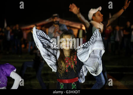 Bédouins palestiniens girl dancing lors d'un mariage bédouin à Beit Lahiya, dans le nord de la bande de Gaza. Palestiniens montre leurs savoirs traditionnels, du folklore et de l'héritage Bédouin au cours de la célébration de leurs mariages. (Photo de Mohammed Al Hajjar/RoverImages/Pacific Press) Banque D'Images