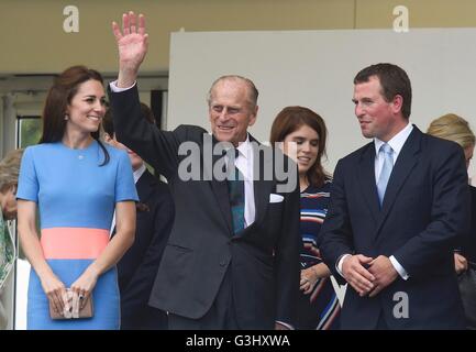 (De gauche à droite) la duchesse de Cambridge, le duc d'Édimbourg et Peter Phillips dans la loge royale au cours du déjeuner du patron dans le Mall, le centre de Londres, en l'honneur du 90e anniversaire de la Reine. Banque D'Images