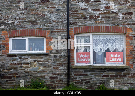 Poster dire "Voter Laisser' s'affiche dans un Cornish cottage à Cornwall Banque D'Images