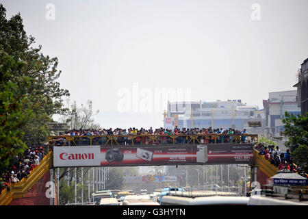 Katmandou, Népal. 07Th avr, 2016. Ghode Jatra Népal regarder les gens ou le 'festival de chevaux" célébrée à l'armée, Pavillon Tudikhel, Katmandou, Népal le 7 avril, 2016. © Narayan Maharjan/Pacific Press/Alamy Live News Banque D'Images