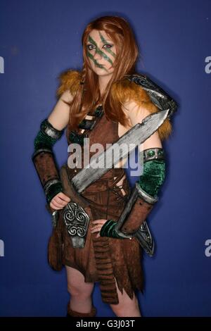 Cosplayeuse Julie Ross, 20 ans, habillé comme Beco chasseresse de la partie à la Elder Scrolls : Sky Rim, en tant que fans de participer à des jeux d'ordinateur le week-end long PLAY Expo à la Braehead Arena, Glasgow. Banque D'Images