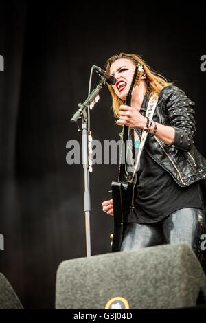 Landgraaf, Pays-Bas. 11 Juin, 2016. Lzzy Hale du hard rock américain Halestorm représenté sur scène comme elle se produit live au Pinkpop Festival 2016 à Landgraaf aux Pays-Bas © Roberto Finizio/Pacificf Press/Alamy Live News Banque D'Images