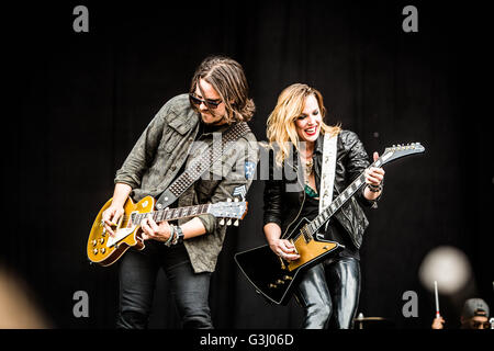 Landgraaf, Pays-Bas. 11 Juin, 2016. Lzzy Hale et Joe Tempête du hard rock américain Halestorm représenté sur scène comme ils en concert au Festival Pinkpop à Landgraaf aux Pays-Bas © 2016 Roberto Finizio/Pacificf Press/Alamy Live News Banque D'Images