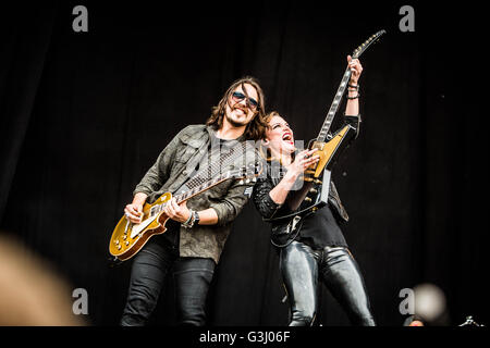 Landgraaf, Pays-Bas. 11 Juin, 2016. Lzzy Hale et Joe Tempête du hard rock américain Halestorm représenté sur scène comme ils en concert au Festival Pinkpop à Landgraaf aux Pays-Bas © 2016 Roberto Finizio/Pacificf Press/Alamy Live News Banque D'Images