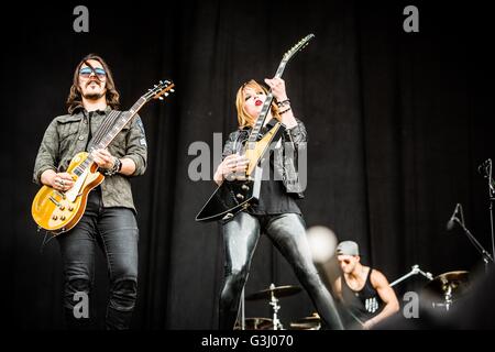 Landgraaf, Pays-Bas. 11 Juin, 2016. Lzzy Hale et Joe Tempête du hard rock américain Halestorm représenté sur scène comme ils en concert au Festival Pinkpop à Landgraaf aux Pays-Bas © 2016 Roberto Finizio/Pacificf Press/Alamy Live News Banque D'Images