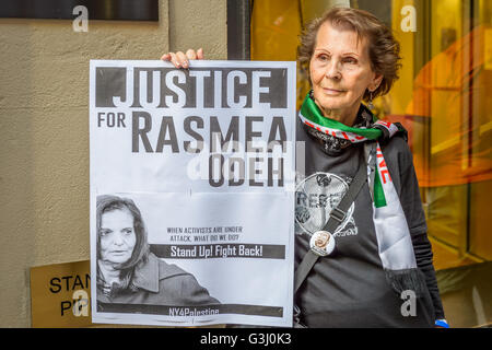 Rasmea Odeh apparaît avec ses avocats devant le juge Gershwin Drain pour une conférence de mise en état au palais fédéral à Detroit, Michigan. New York seront solidaires des Rasmea. (Photo par Erik McGregor / Pacific Press) Banque D'Images