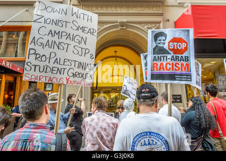 Rasmea Odeh apparaît avec ses avocats devant le juge Gershwin Drain pour une conférence de mise en état au palais fédéral à Detroit, Michigan. New York seront solidaires des Rasmea. (Photo par Erik McGregor / Pacific Press) Banque D'Images