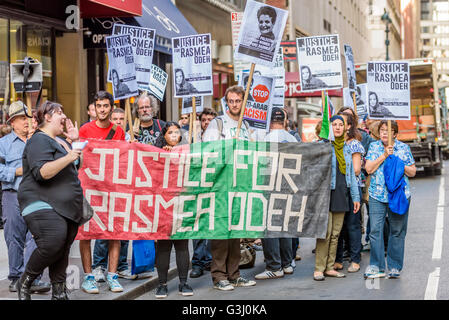 Rasmea Odeh apparaît avec ses avocats devant le juge Gershwin Drain pour une conférence de mise en état au palais fédéral à Detroit, Michigan. New York seront solidaires des Rasmea. (Photo par Erik McGregor / Pacific Press) Banque D'Images