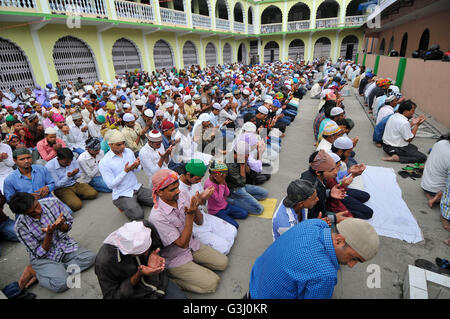 Des milliers de Musulmans offrant prière rituelle sur le premier vendredi du Ramadan à la mosquée de Jame. Le Ramadan est le neuvième mois du calendrier islamique. Pendant le mois du Ramadan, les musulmans jeûnent de l'aube au crépuscule dans le monde entier. Banque D'Images