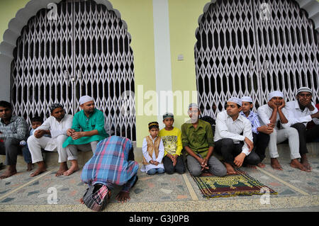 Katmandou, Népal. 10 Juin, 2016. Des milliers de Musulmans offrant prière rituelle sur le premier vendredi du Ramadan à la mosquée de Jame. Le Ramadan est le neuvième mois du calendrier islamique. Pendant le mois du Ramadan, les musulmans jeûnent de l'aube au crépuscule dans le monde entier. © Narayan Maharjan/Pacific Press/Alamy Live News Banque D'Images