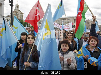 Kiev, Ukraine. 18 mai, 2016. Les Tatars de participer à une réunion de commémoration du 72e anniversaire de la déportation des Tatars de Crimée en 1944 par l'Union soviétique, sur la place de l'indépendance. © Vasyl Shevchenko/Pacific Press/Alamy Live News Banque D'Images