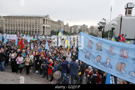 Kiev, Ukraine. 18 mai, 2016. Les Tatars de participer à une réunion de commémoration du 72e anniversaire de la déportation des Tatars de Crimée en 1944 par l'Union soviétique, sur l'indépendance Squar. © Vasyl Shevchenko/Pacific Press/Alamy Live News Banque D'Images